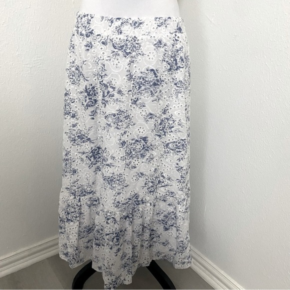 Lucy Paris White and Blue Embroidered Eyelet Skirt Size Large Inner Lining EUC - Picture 6 of 10